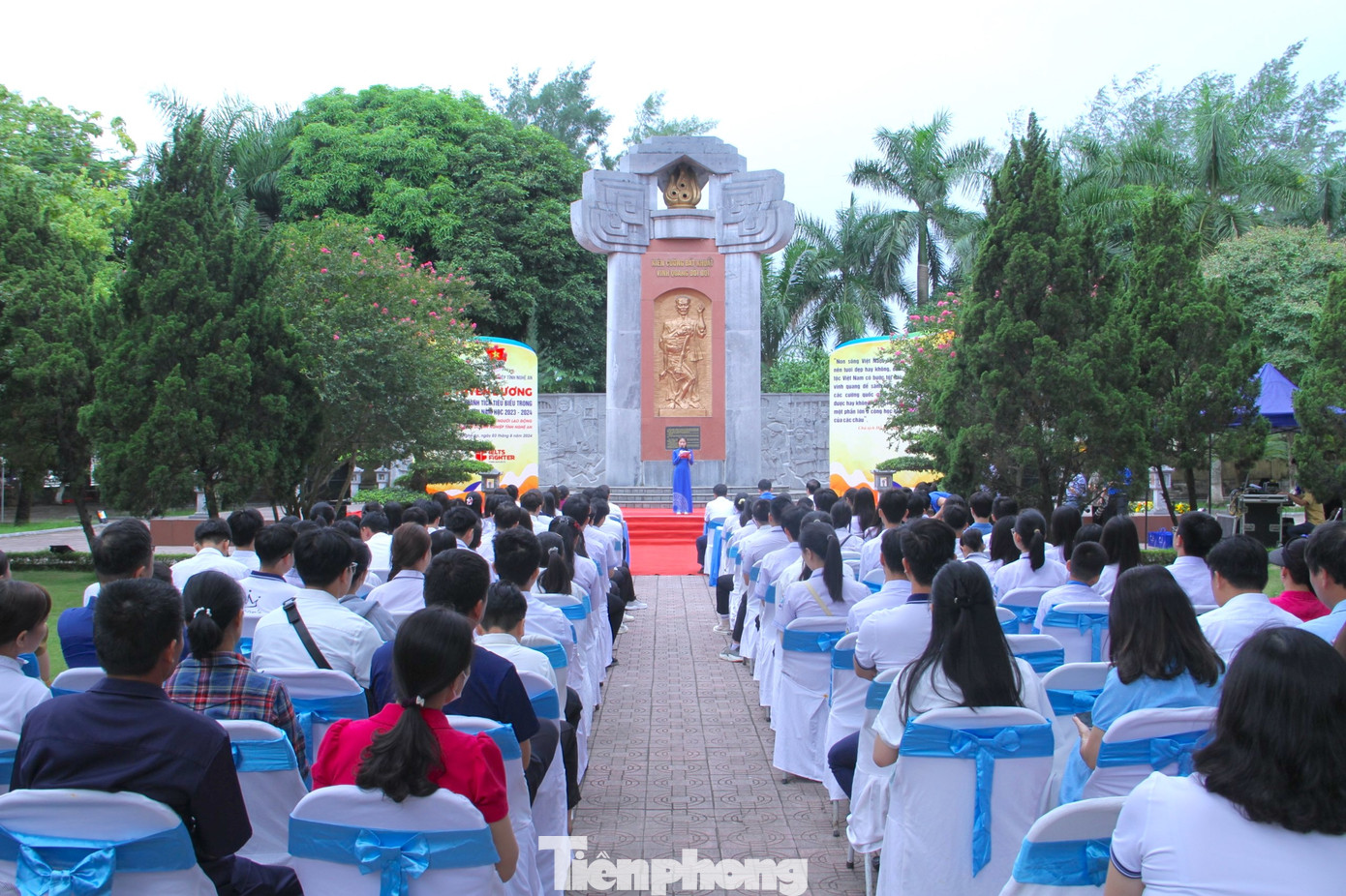 Toàn cảnh buổi lễ tuyên dương học sinh tiêu biểu. Toàn cảnh buổi lễ tuyên dương học sinh tiêu biểu.