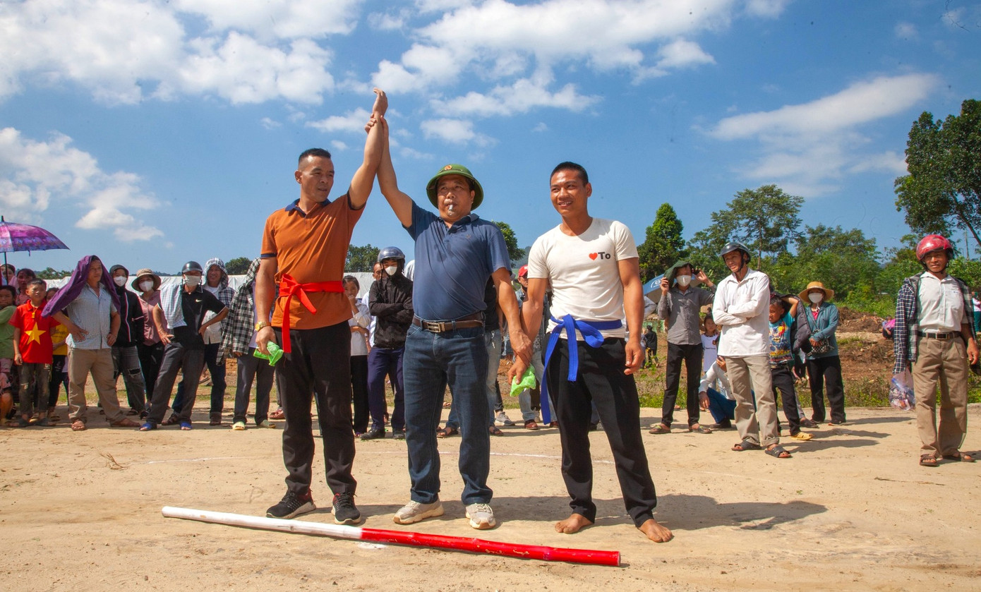 Vinh danh người chiến thắng trong trò chơi đẩy gậy. Vinh danh người chiến thắng trong trò chơi đẩy gậy.