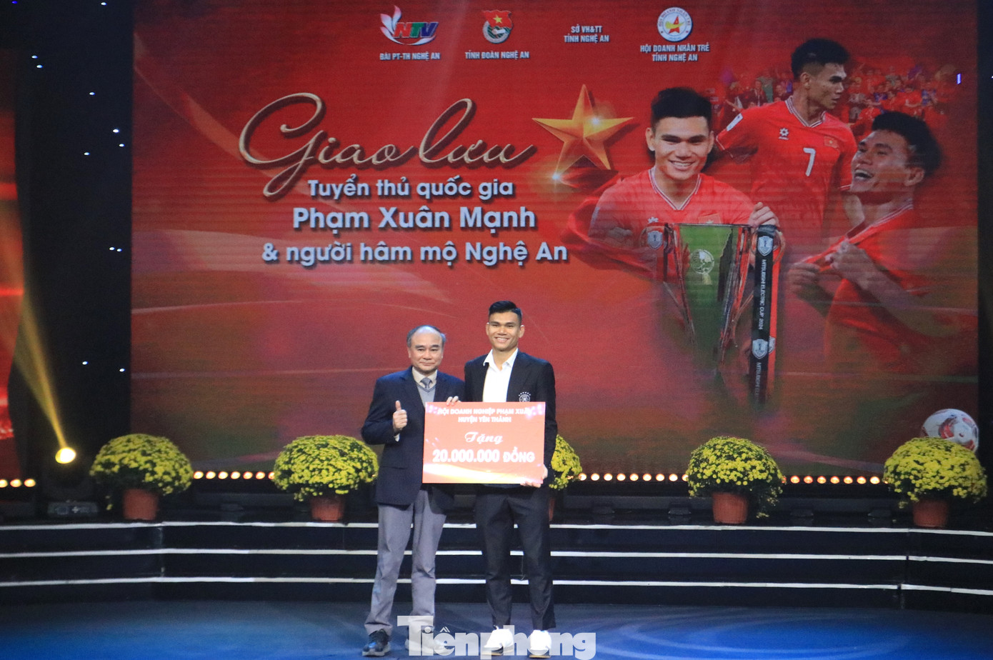 Dòng họ Phạm Xuân trao 20 triệu đồng cho cầu thủ Xuân Mạnh. Dòng họ Phạm Xuân trao 20 triệu đồng cho cầu thủ Xuân Mạnh.