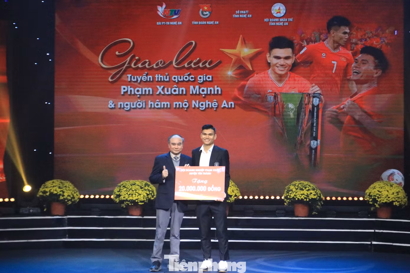 Dòng họ Phạm Xuân trao 20 triệu đồng cho cầu thủ Xuân Mạnh.