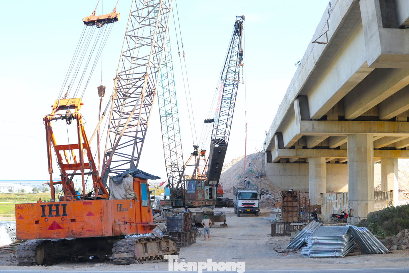 Để đảm bảo tiến độ đề ra, suốt nhiều tháng qua các đơn vị thi công đã huy động tối đa máy móc, thiết bị và nhân công để thi công công trình.