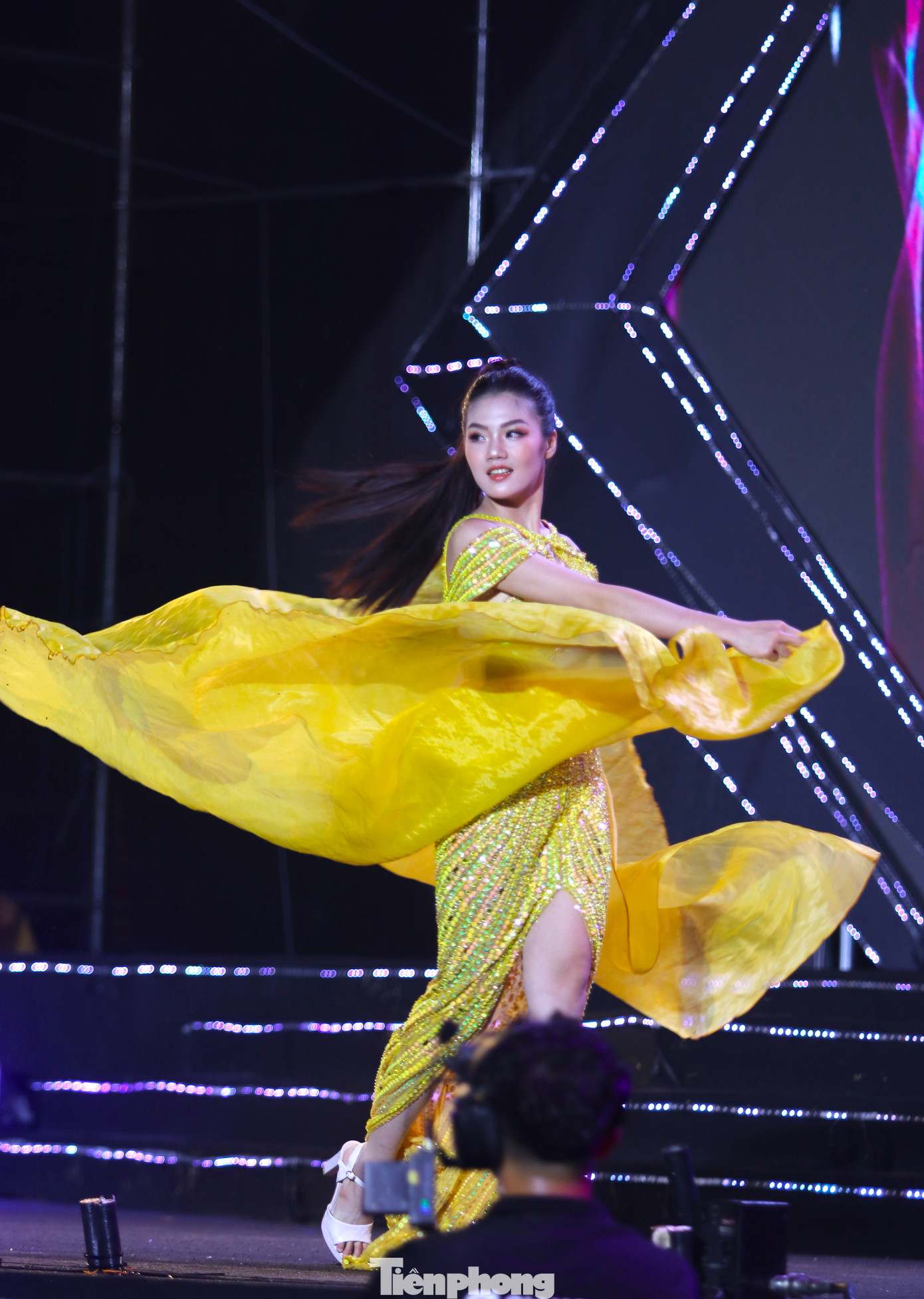 Các thí sinh lộng lẫy trong phần thi trang phục dạ hội.