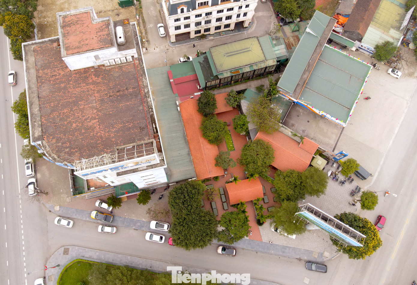 Cụ thể, công trình nhà 3 tầng xây dựng sai vị trí và chồng lên một phần đất quy hoạch sân vườn với diện tích vi phạm là 58,1m2; Nhà gara để xe cao 4m với diện tích 138m2; Nhà bếp cao 4m với diện tích 100m2; Nhà gỗ làm cổng cao 3,5m có diện tích 40m2; 2 nhà hàng cao 4m có diện tích 128,2m2 và 138m2; Nhà kho để hàng cao 3m có diện tích 45m2; Quầy thu ngân cao 3m có diện tích 12m2.