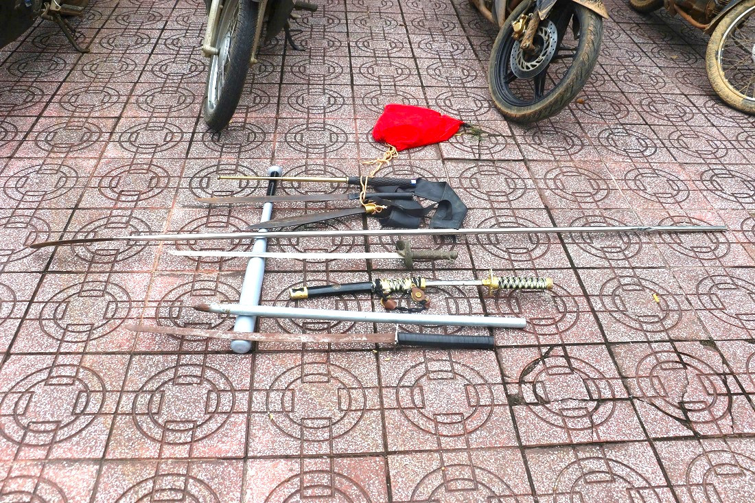 Dao, kiếm công an thu giữ được từ 2 nhóm đối tượng có hành vi gây rối trật tự.