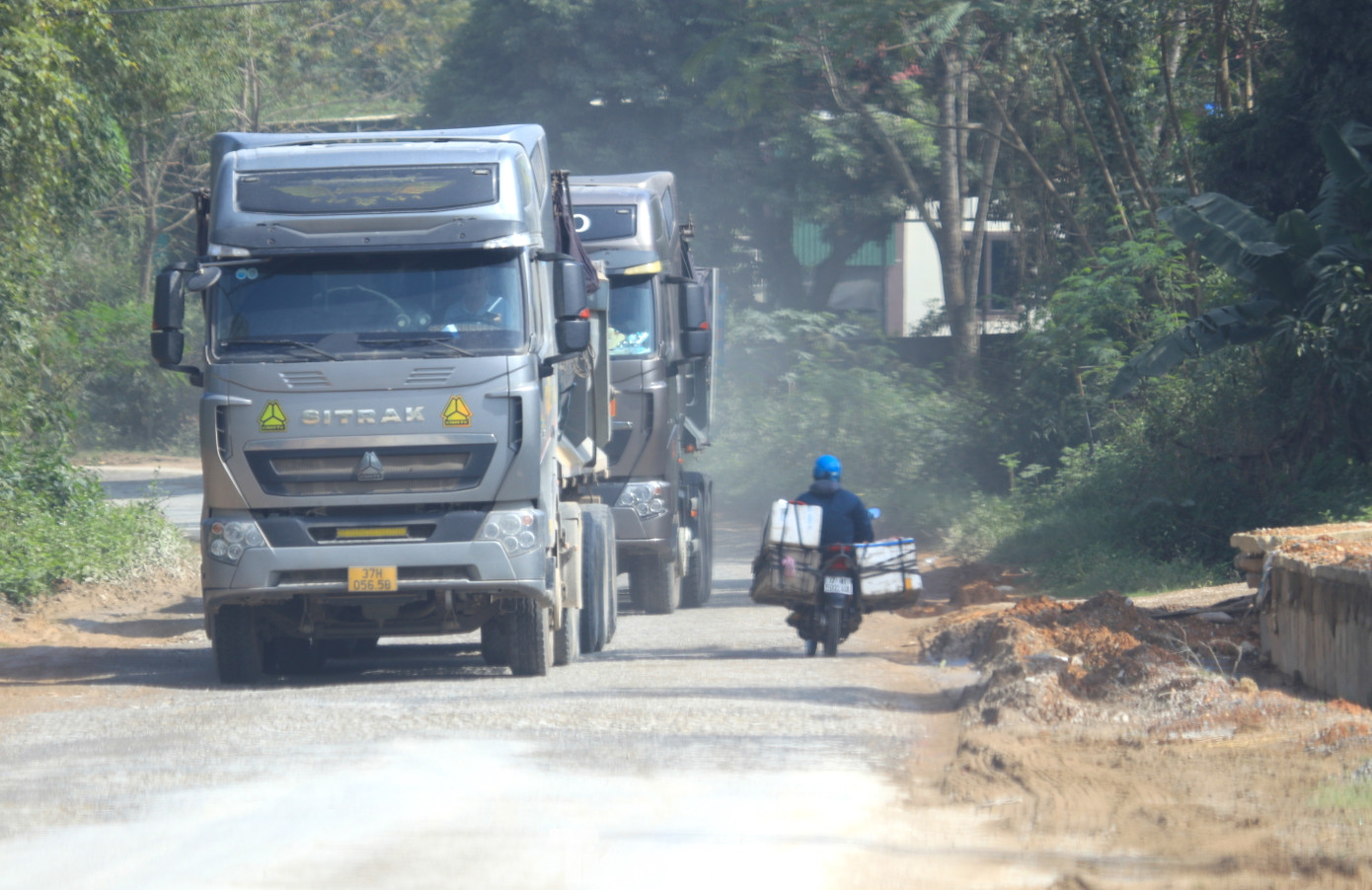 Theo báo cáo của Ban Quản lý dự án 4 (Bộ GTVT) tính đến hết tháng 11/2024, mặt bằng trên tuyến chỉ mới bàn giao được 53,9km/55,4km (đạt 97,32%) tính cả trái và phải tuyến. Hiện nay mặt bằng còn vướng 1,48km.