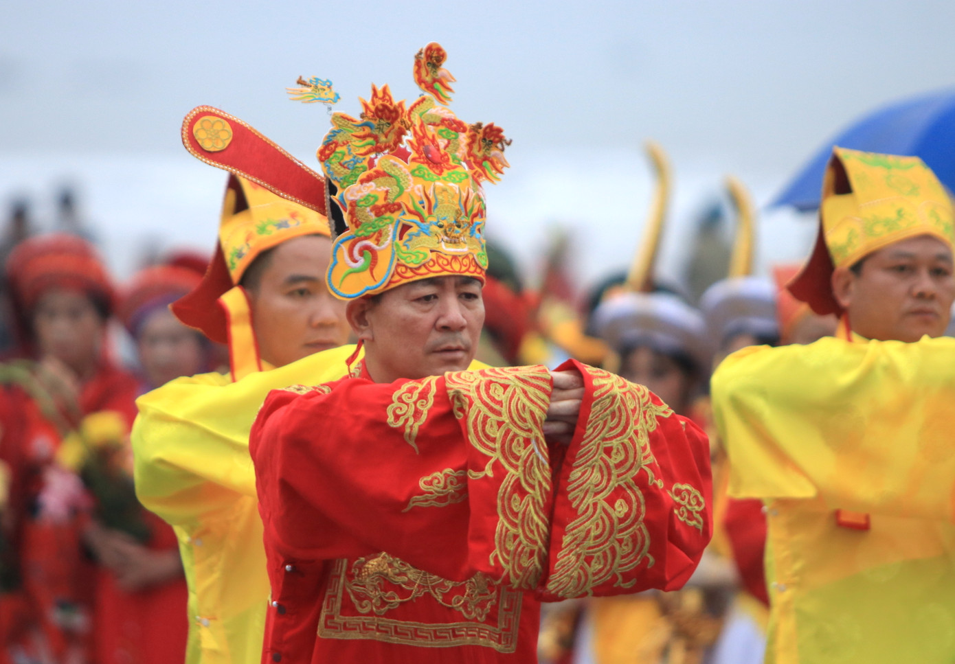 Vị chủ lễ tiến hành nghi Lễ Cầu Ngư theo phong tục truyền thống. Vị chủ lễ tiến hành nghi Lễ Cầu Ngư theo phong tục truyền thống.