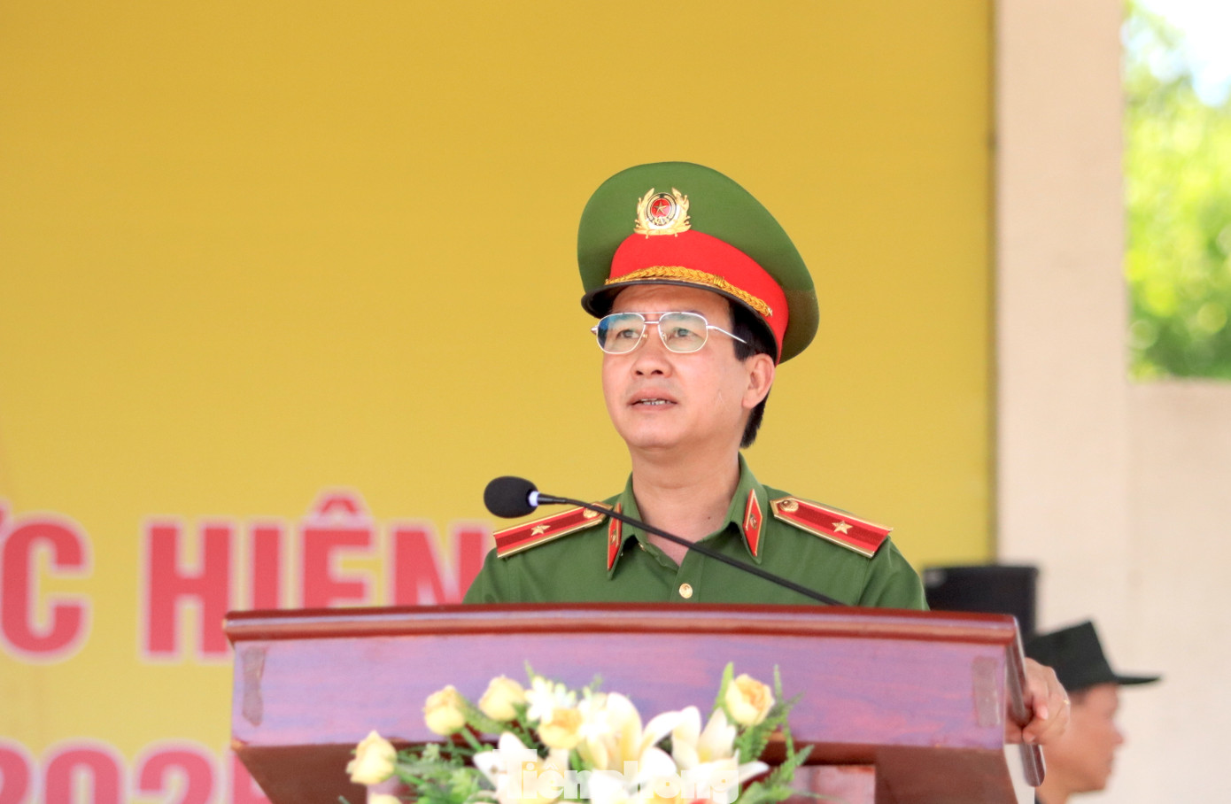 Phát biểu chỉ đạo buổi lễ, Thiếu tướng Lê Văn Sao - Phó Tư lệnh Bộ Tư lệnh CSCĐ Bộ Công an ghi nhận và biểu dương những cố gắng, nỗ lực vượt bậc, kết quả của cán bộ, chiến sĩ Trung đoàn CSCĐ Bắc Trung Bộ và toàn thể các chiến sĩ nghĩa vụ trong thời gian qua. “Sau 3 tháng huấn luyện nghiêm túc, khẩn trương, với tinh thần trách nhiệm cao, sự chỉ đạo sát sao của cấp ủy, chỉ huy các cấp cùng sự nỗ lực, cố gắng không ngừng của đội ngũ cán bộ huấn luyện và từng chiến sĩ nghĩa vụ, đến hôm nay Trung đoàn CSCĐ Bắc Trung Bộ đã hoàn thành tốt nhiệm vụ huấn luyện chiến sĩ mới năm 2025. Kết quả huấn luyện hôm nay là minh chứng sinh động cho sự trưởng thành của các đồng chí chiến sĩ nghĩa vụ - những thanh niên ưu tú, đã vượt qua thử thách ban đầu, vững vàng hơn về bản lĩnh chính trị, rèn luyện tốt về thể lực, kỹ năng, ý thức tổ chức kỷ luật và tác phong công tác trong môi trường lực lượng vũ trang nhân dân”, Thiếu tướng Lê Văn Sao nhấn mạnh.