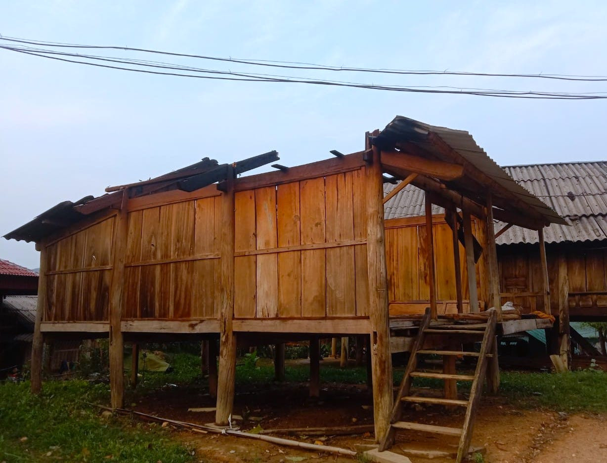 Theo thống kê, mưa đá, tố lốc gió giật mạnh làm gãy đổ cây cối, cột điện, ảnh hưởng 3 điểm trường và hư hỏng hơn 660 ngôi nhà ở của người dân ở các xã của huyện Kỳ Sơn như: Bảo Thắng, Huồi Tụ, Bảo Nam, Chiêu Lưu, Nậm Cắn, Mường Lống, Mường Típ, Hữu Lập… Trong đó, có 5 nhà dân tại xã Bảo Thắng và Chiêu Lưu bị đổ sập hoàn toàn.