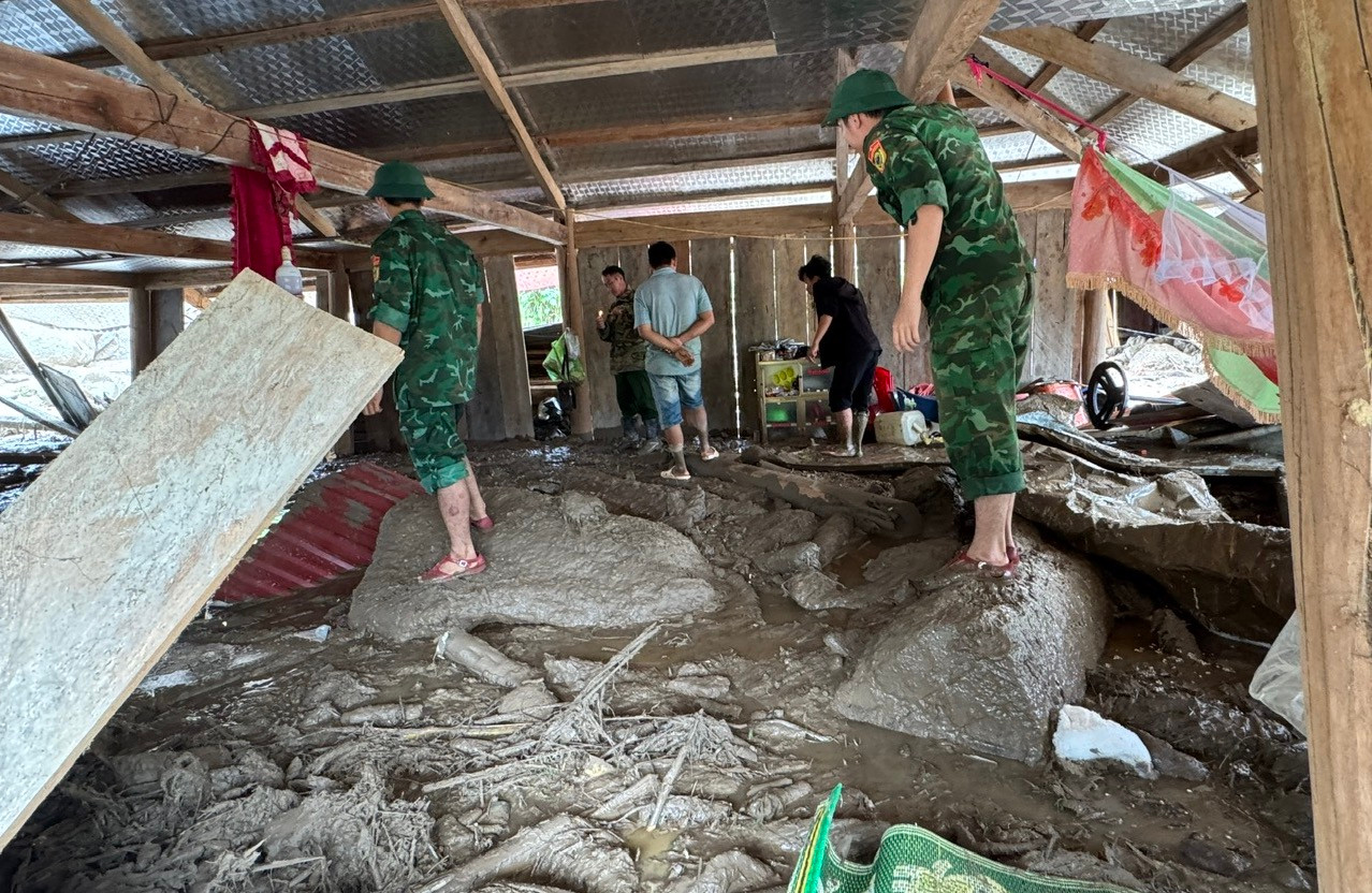 Sau khi lũ rút, các cán bộ chiến sĩ Đồn Biên phòng Nhôn Mai, Đồn Biên Phòng Tri Lễ đã xuống hỗ trợ người dân khắc phục hậu quả.