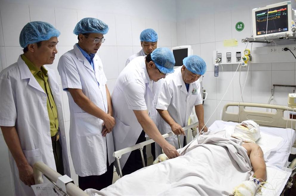 Lãnh đạo tỉnh Nghệ An đến thăm hỏi, động viên 2 cán bộ bị bỏng trong khi chữa cháy rừng. Lãnh đạo tỉnh Nghệ An đến thăm hỏi, động viên 2 cán bộ bị bỏng trong khi chữa cháy rừng.