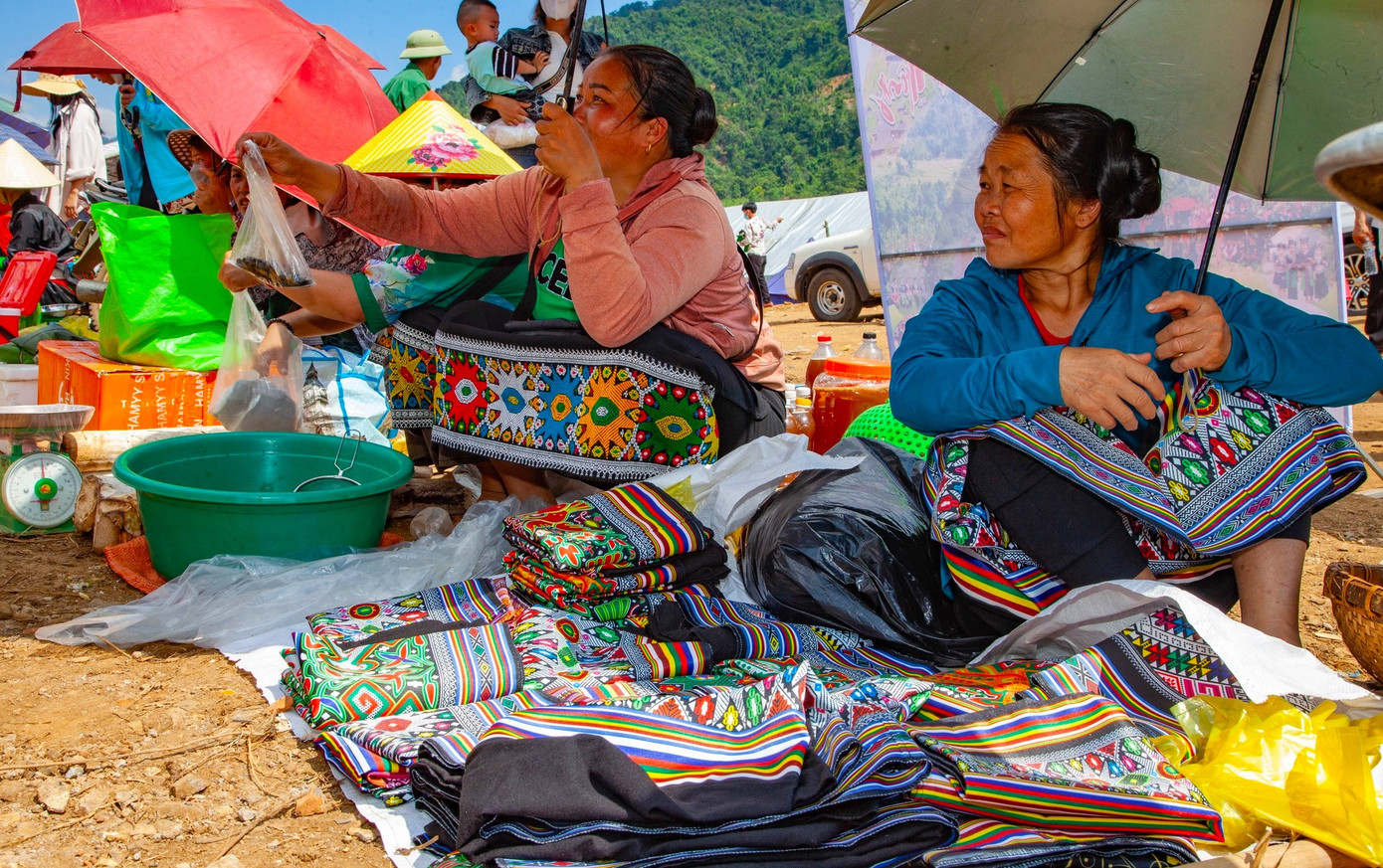 Những sản phẩm được bày bán ở chợ chủ yếu là sản phẩm thủ công do chính người dân tự làm mang ra bán. Những sản phẩm được bày bán ở chợ chủ yếu là sản phẩm thủ công do chính người dân tự làm mang ra bán.