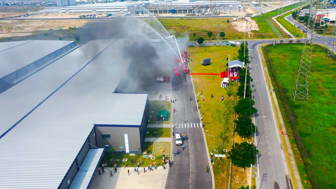 Tại thời điểm xảy ra cháy, hệ thống báo cháy, chữa cháy tự động của đơn vị này đang gặp lỗi kỹ thuật. Trong khi đó, tại hiện trường có nhiều chất dễ cháy như: vải, thùng caton, máy móc thiết bị nên khi hỏa hoạn xảy ra, đám cháy đã bùng phát dữ dội, khói đen mù mịt, nguy cơ cháy lan sang các khu vực xung quanh.