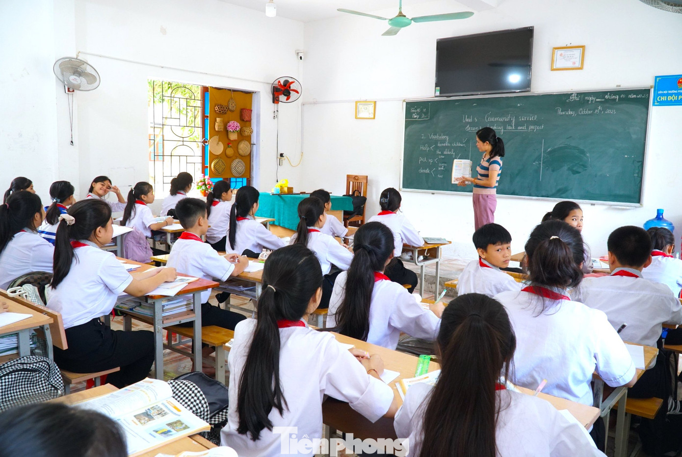 Trường Phổ thông Dân tộc nội trú THCS Con Cuông (Nghệ An) được thành lập năm 2013. Ngôi trường được thành lập dành cho những học sinh dân tộc thiểu số có thành tích tốt trên địa bàn huyện. Khi thành lập, trường chưa có trụ sở nên đã mượn tạm cơ sở cũ của Trường THCS Bồng Khê (thôn Thanh Nam, xã Bồng Khê, Con Cuông).