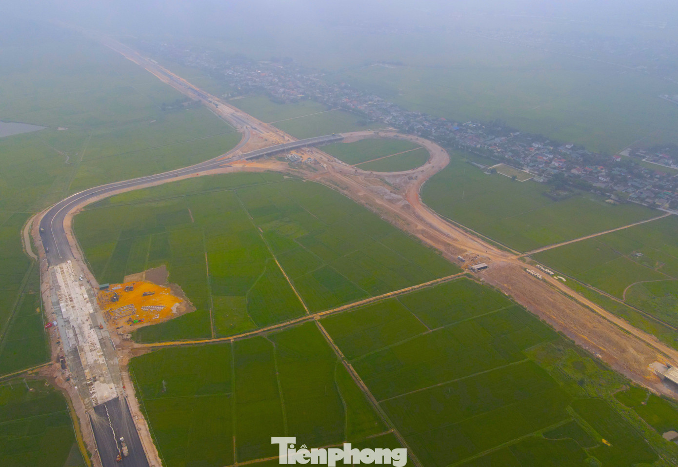 Tháng 5/2021 dự án được khởi công. Theo yêu cầu của Bộ GTVT, đến ngày 30/4, các đơn vị thi công phải thông từ đầu tuyến đến nút giao quốc lộ 46B, đoạn qua xã Hưng Tây, huyện Hưng Nguyên (Nghệ An). Trong ảnh, nút giao quốc lộ 46B đang dần hoàn thiện.