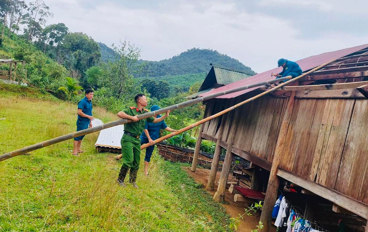 Lợp lại mái tôn cho nhà người dân bị thổi bay sau đợt mưa gió lớn vào tối 6/9.