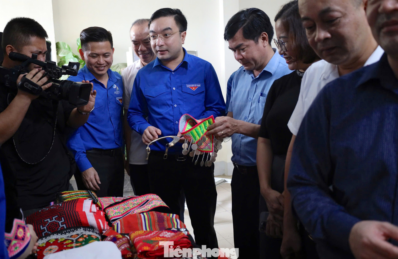 Các đại biểu, ban tổ chức, ban giám khảo tham quan mô hình, sản phẩm các dự án khởi nghiệp của đoàn viên thanh niên.