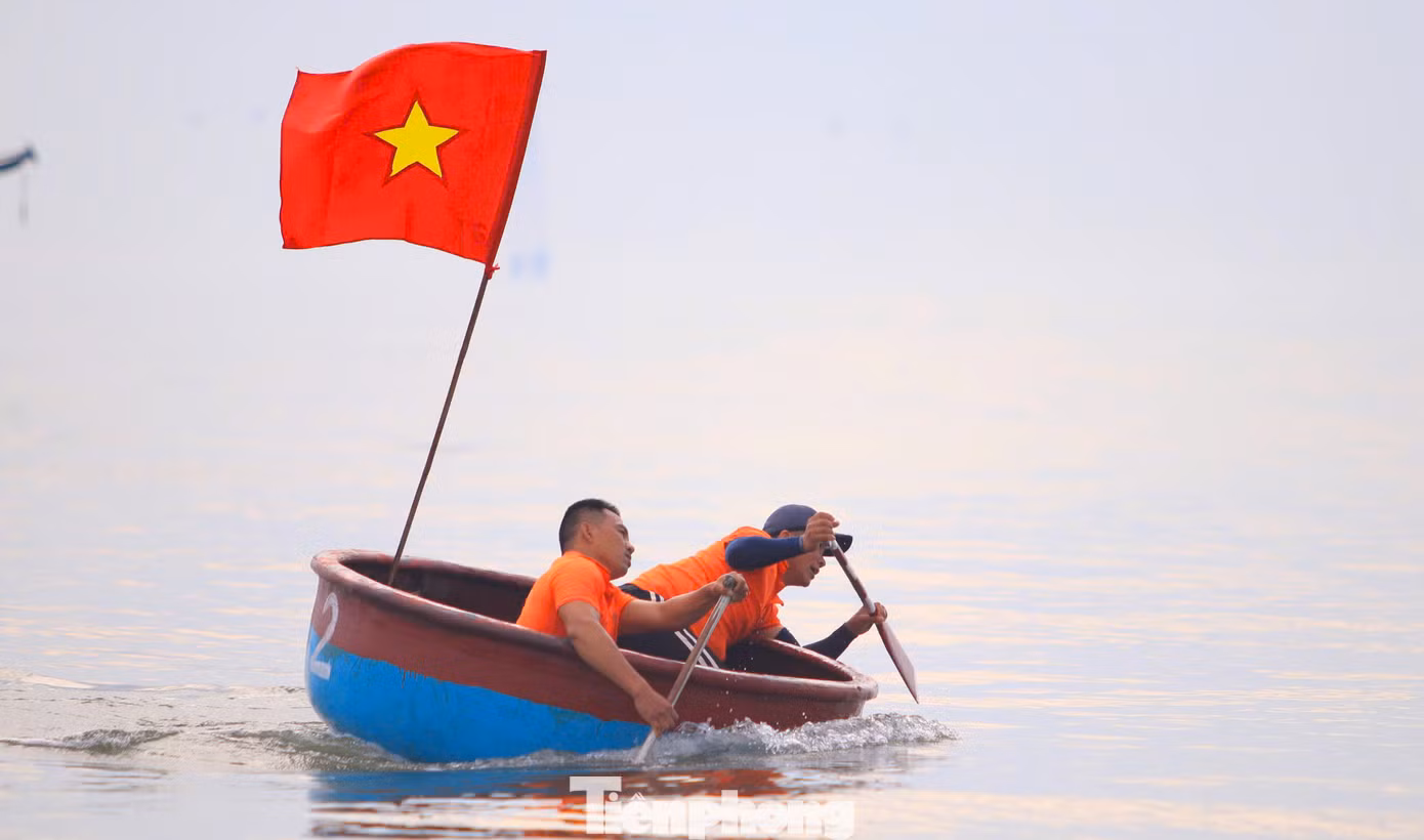 Sau quãng đường đua 600m, các tay chèo dù rất mệt nhưng vẫn cố gắng hết mình để về đích sớm nhất. Sau quãng đường đua 600m, các tay chèo dù rất mệt nhưng vẫn cố gắng hết mình để về đích sớm nhất.
