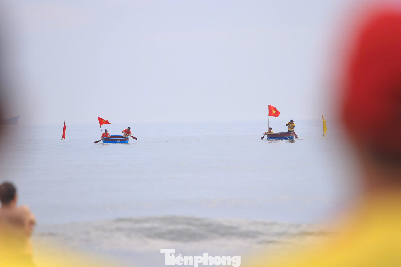 Người dân đứng trong bờ theo dõi và cổ vũ các đội đua.