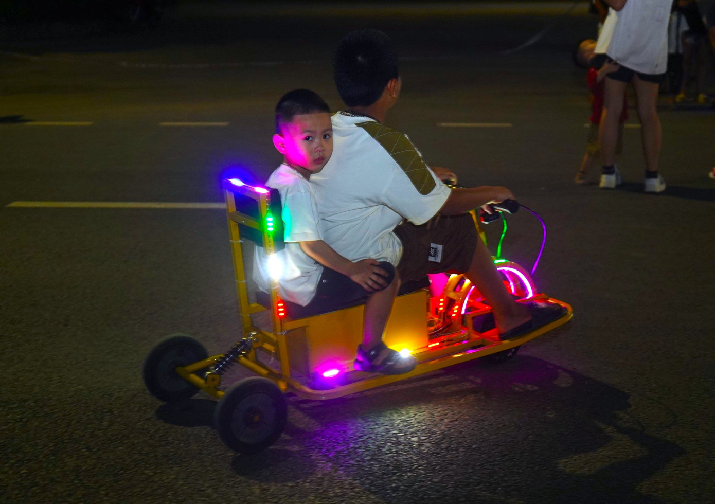 Ông Cao Anh Hùng - Chủ tịch UBND phường Nghi Thu khẳng định: Việc tổ chức phố đêm Nguyễn Huệ là sự kiện rất có ý nghĩa, góp phần làm đa dạng hóa các loại hình du lịch, dịch vụ, tạo ra sản phẩm du lịch mới, kích hoạt phát triển kinh tế đêm và đáp ứng nhu cầu tiêu dùng của nhân dân và du khách. Ông Cao Anh Hùng - Chủ tịch UBND phường Nghi Thu khẳng định: Việc tổ chức phố đêm Nguyễn Huệ là sự kiện rất có ý nghĩa, góp phần làm đa dạng hóa các loại hình du lịch, dịch vụ, tạo ra sản phẩm du lịch mới, kích hoạt phát triển kinh tế đêm và đáp ứng nhu cầu tiêu dùng của nhân dân và du khách.