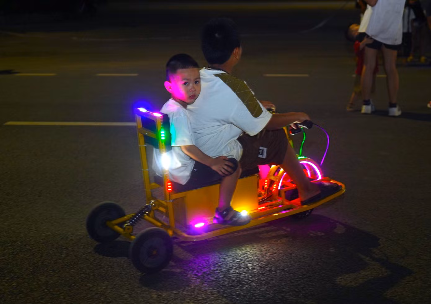 Ông Cao Anh Hùng - Chủ tịch UBND phường Nghi Thu khẳng định: Việc tổ chức phố đêm Nguyễn Huệ là sự kiện rất có ý nghĩa, góp phần làm đa dạng hóa các loại hình du lịch, dịch vụ, tạo ra sản phẩm du lịch mới, kích hoạt phát triển kinh tế đêm và đáp ứng nhu cầu tiêu dùng của nhân dân và du khách.