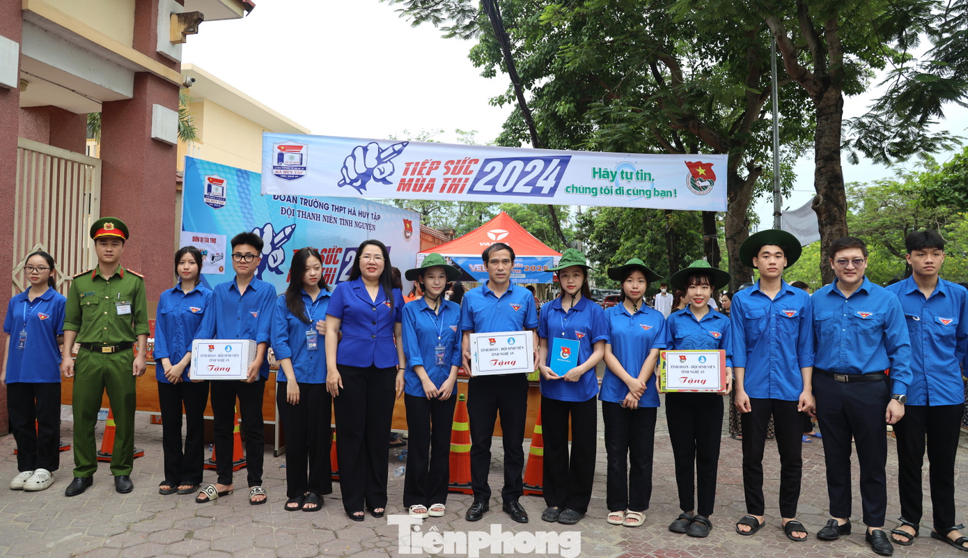 Sáng 27/6, chị Nguyễn Thị Phương Thúy - Phó Bí thư Thường trực Tỉnh Đoàn, Chủ tịch Hội LHTN tỉnh Nghệ An đã đi thăm các đội hình Tiếp sức mùa thi tại các điểm tổ chức kỳ thi tốt nghiệp THPT năm 2024 trên địa bàn thành phố Vinh. Sáng 27/6, chị Nguyễn Thị Phương Thúy - Phó Bí thư Thường trực Tỉnh Đoàn, Chủ tịch Hội LHTN tỉnh Nghệ An đã đi thăm các đội hình Tiếp sức mùa thi tại các điểm tổ chức kỳ thi tốt nghiệp THPT năm 2024 trên địa bàn thành phố Vinh.