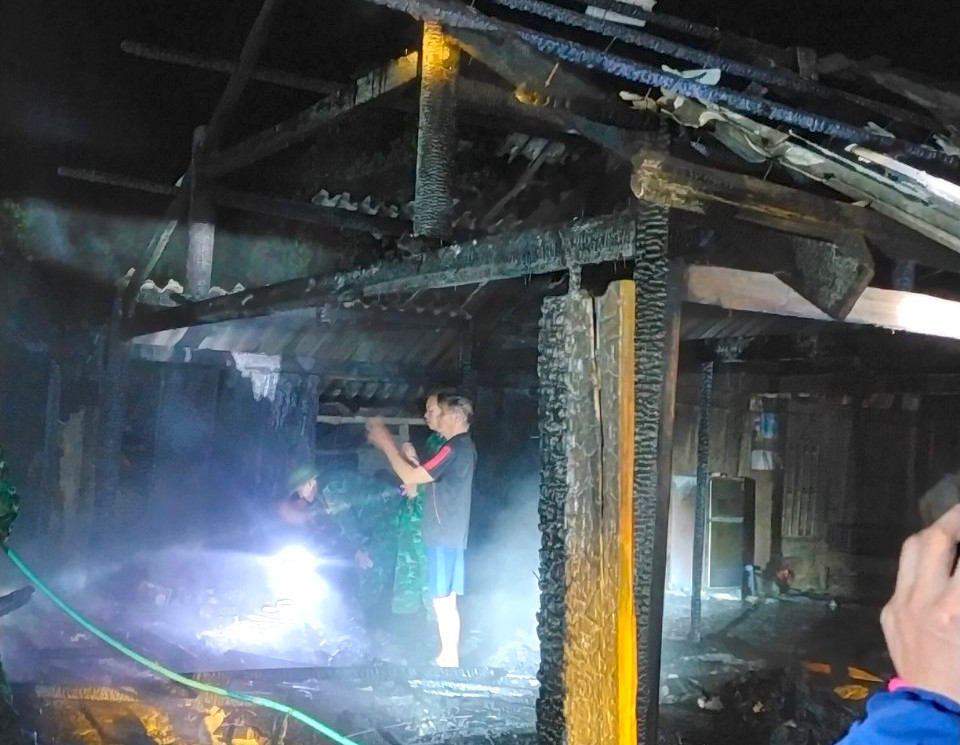 Căn nhà được làm bằng gỗ đã bị cháy rụi.