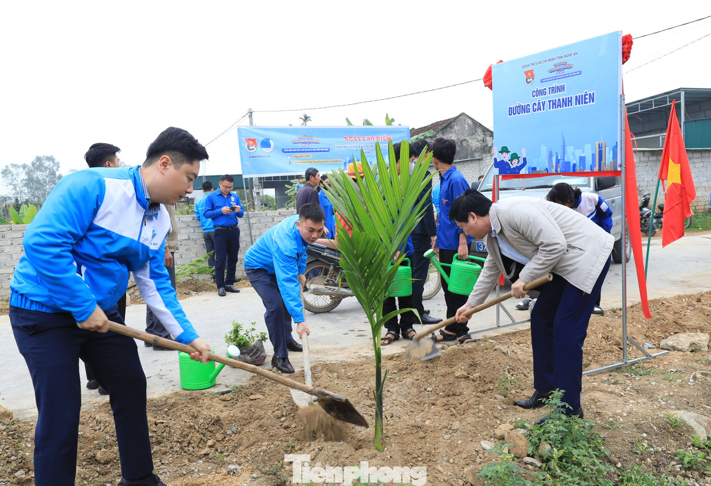 Các đại biểu trồng cây tại công trình Đường cây Thanh niên tại phường Mai Hùng (thị xã Hoàng Mai). Các đại biểu trồng cây tại công trình Đường cây Thanh niên tại phường Mai Hùng (thị xã Hoàng Mai).