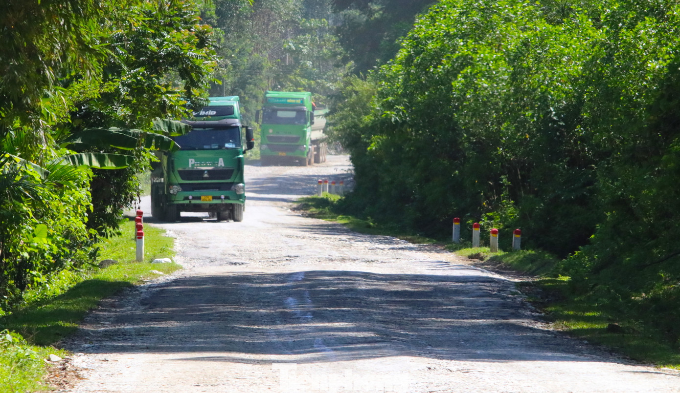 Ngoài ra, tuyến đường này cũng là con đường duy nhất mà các doanh nghiệp dùng để vận chuyển đá từ mỏ về xưởng và đi bán. Mỗi ngày, con đường “cõng” cả trăm lượt xe tải chở đá với trọng lượng mỗi xe nặng hàng chục tấn.