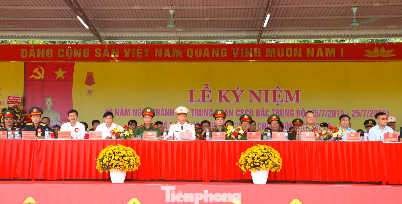 Các đại biểu tham dự buổi lễ kỷ niệm.