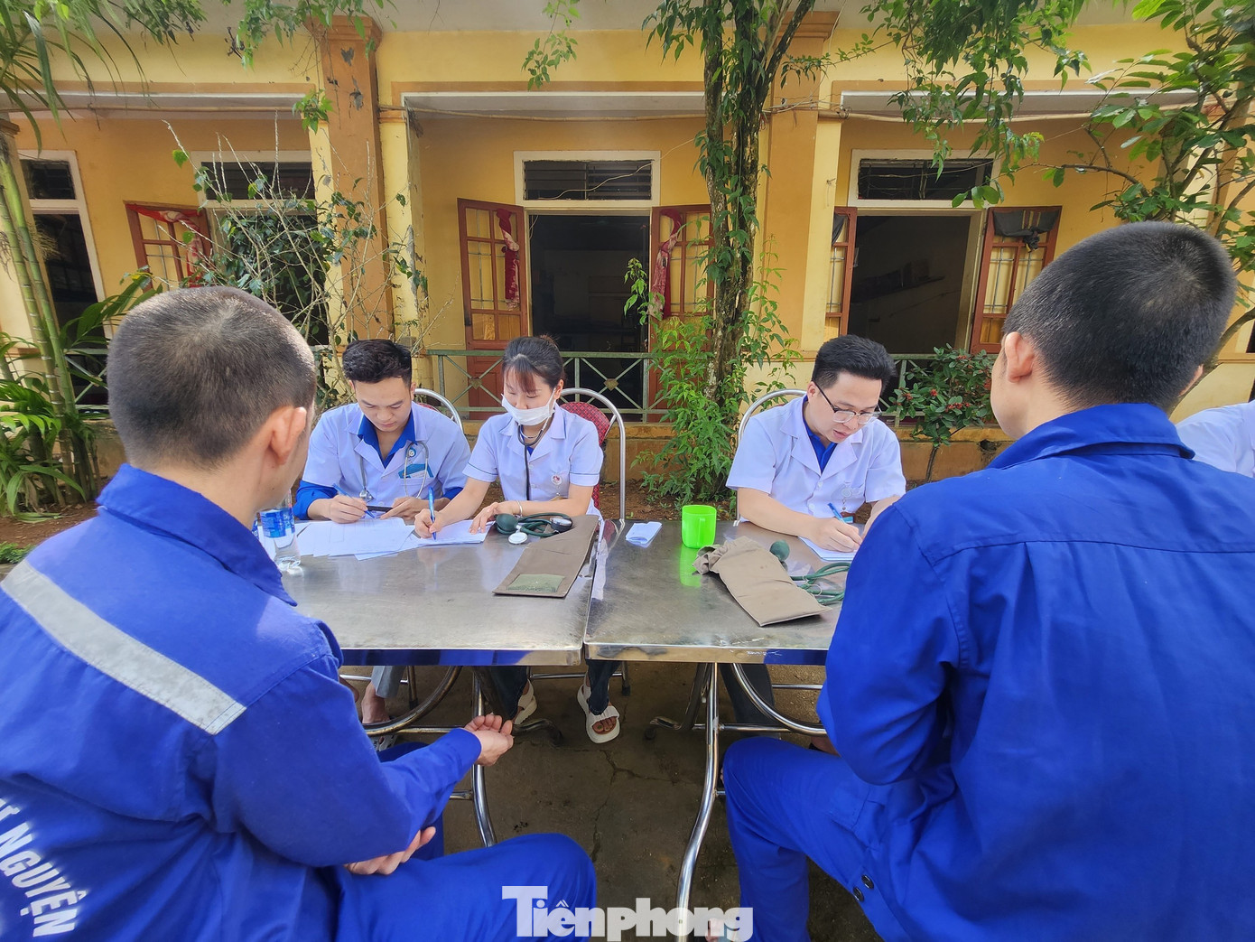 Được các y bác sỹ tư vấn về sức khỏe, các triệu chứng bệnh đang gặp.