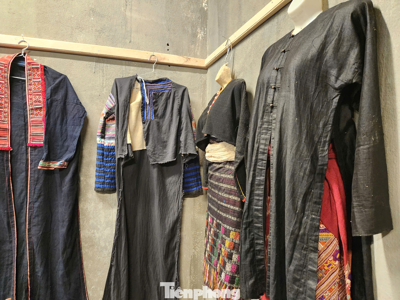 Những bộ trang phục này được bà Bích xem như cổ vật quý trong "bảo tàng" của mình.