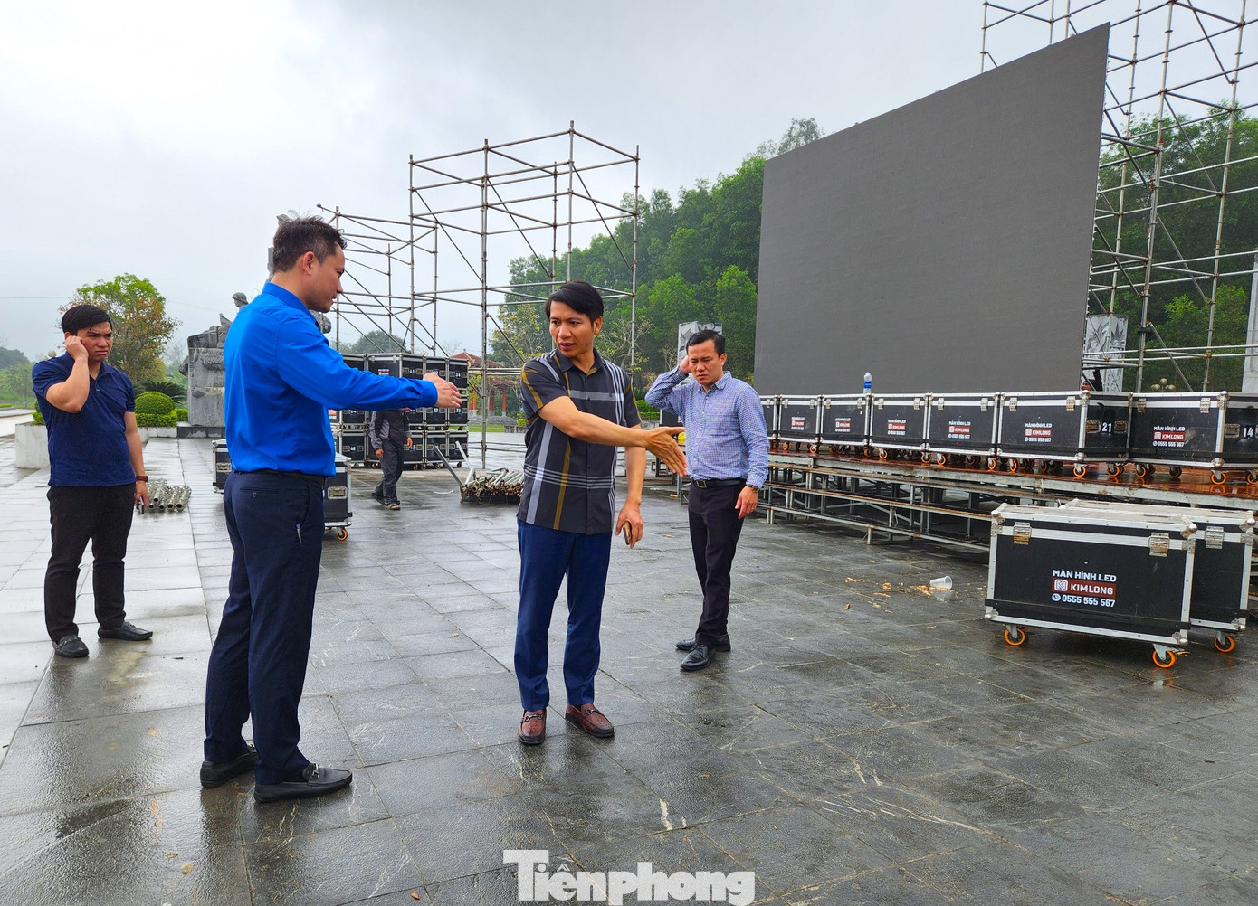 Anh Nguyễn Ngọc Lương kiểm tra, chỉ đạo công tác chuẩn bị sân khấu tổ chức chương trình Tháng Thanh niên 2024.