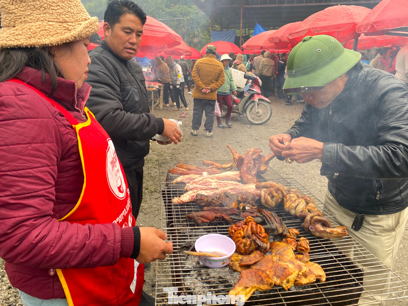 Đến với chợ, du khách có thể thưởng thức những món ăn nóng hổi ngay tại bếp. Đến với chợ, du khách có thể thưởng thức những món ăn nóng hổi ngay tại bếp.