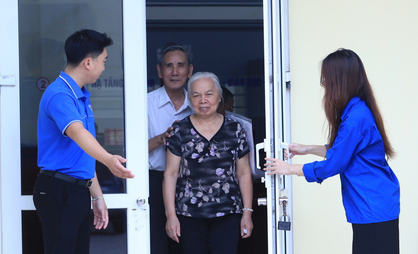 Từ sáng sớm, rất đông đoàn viên thanh niên ở phường Trường Vinh (tỉnh Nghệ An) đã có mặt tại Trung tâm hành chính công của phường để tiếp đón người dân trên địa bàn phường làm thủ tục hành chính, các giấy tờ cá nhân.