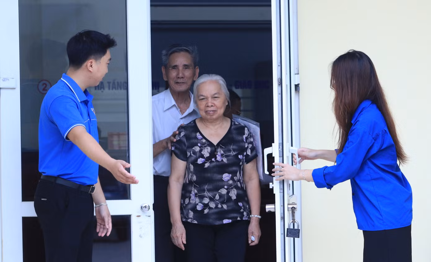 Từ sáng sớm, rất đông đoàn viên thanh niên ở phường Trường Vinh (tỉnh Nghệ An) đã có mặt tại Trung tâm hành chính công của phường để tiếp đón người dân trên địa bàn phường làm thủ tục hành chính, các giấy tờ cá nhân.