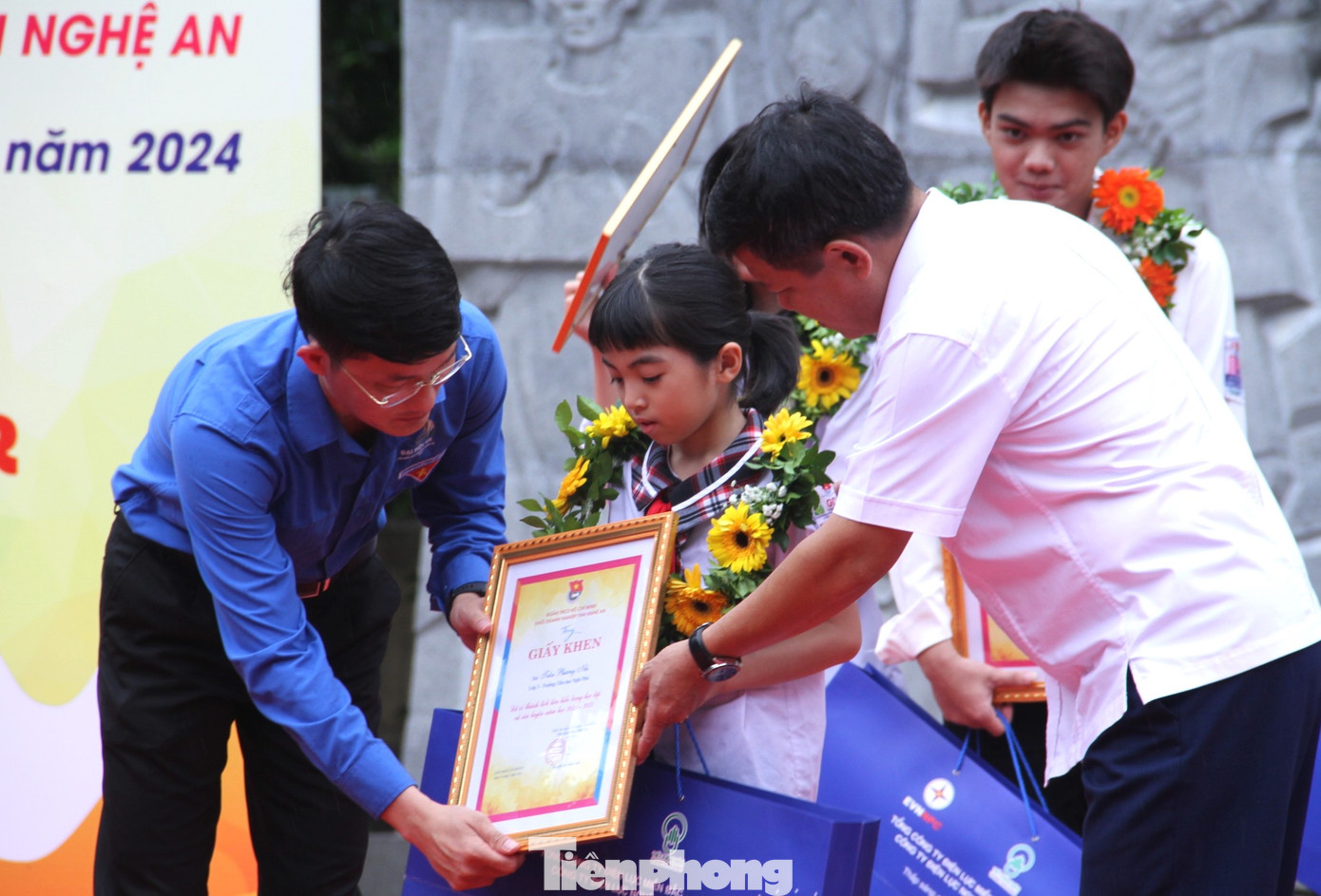 Ông Trần Quang Hòa và anh Trần Linh - Phó Bí thư Tỉnh Đoàn Nghệ An trao tặng Giấy khen, hoa tuyên dương các em học sinh tiêu biểu. Ông Trần Quang Hòa và anh Trần Linh - Phó Bí thư Tỉnh Đoàn Nghệ An trao tặng Giấy khen, hoa tuyên dương các em học sinh tiêu biểu.