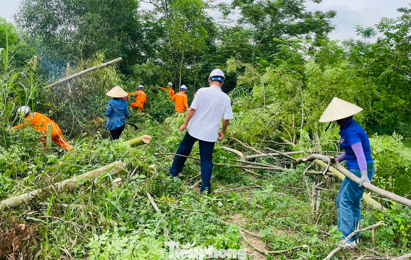 Các lực lượng đoàn viên thanh niên trên toàn tỉnh phối hợp chặt chẽ với các đơn vị điện lực, chính quyền địa phương và cơ quan chức năng giải phóng mặt bằng để việc thi công cột điện 500kV mạch 3 được đảm bảo đúng tiến độ đề ra. Các lực lượng đoàn viên thanh niên trên toàn tỉnh phối hợp chặt chẽ với các đơn vị điện lực, chính quyền địa phương và cơ quan chức năng giải phóng mặt bằng để việc thi công cột điện 500kV mạch 3 được đảm bảo đúng tiến độ đề ra.
