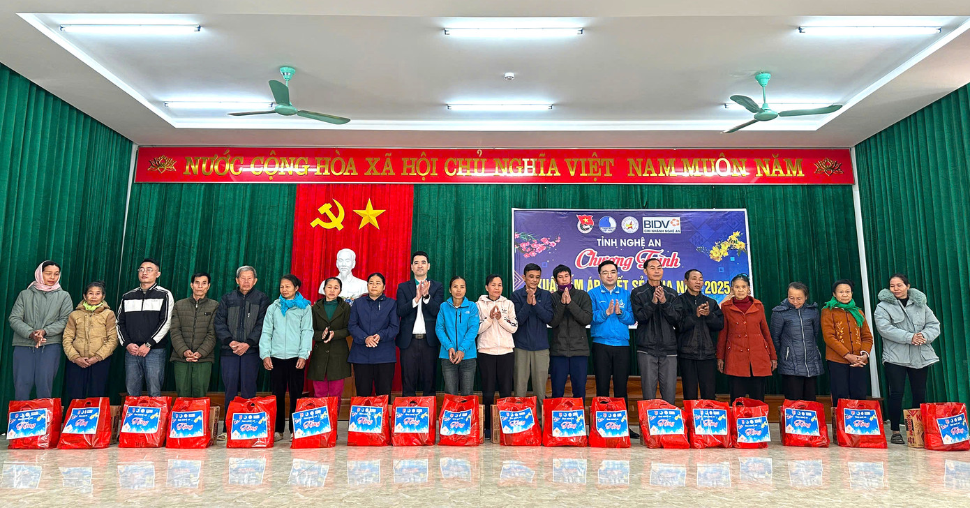 Ban tổ chức trao túi an sinh cho các hộ dân tại xã Châu Cường (Quỳ Hợp). Ban tổ chức trao túi an sinh cho các hộ dân tại xã Châu Cường (Quỳ Hợp).