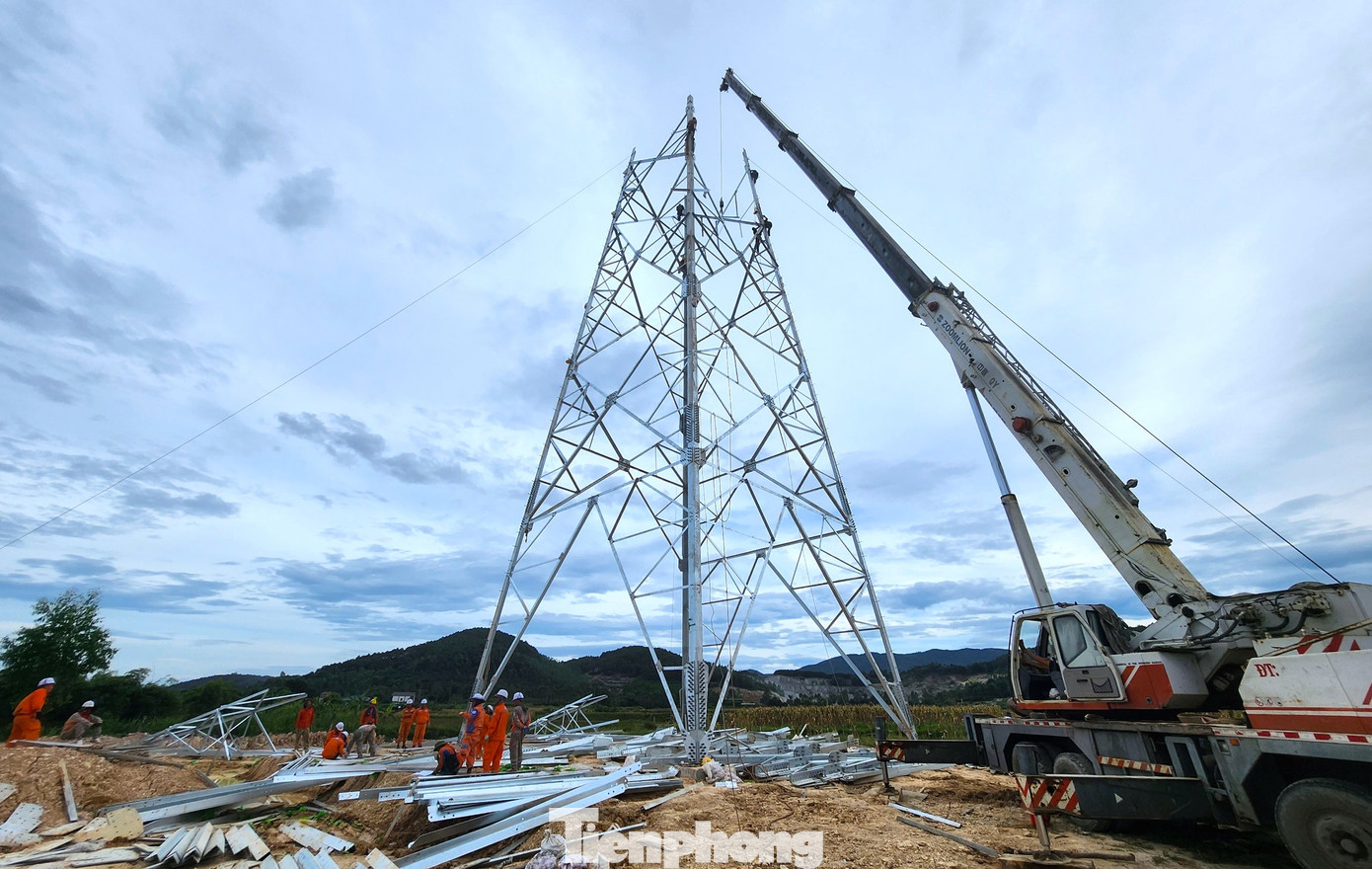 Tại một số cột điện có vị trí thuận lợi có thể dùng cẩu cỡ lớn để vận chuyển cấu kiện lên cao phục vụ việc lắp đặt.
