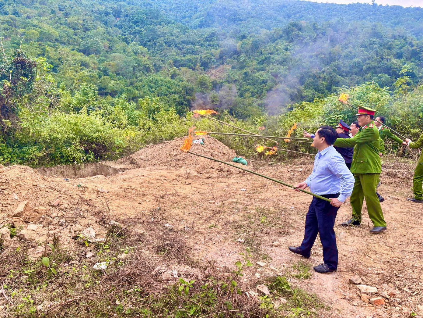Súng được cho xuống hố sâu 3m rồi đổ dầu Diezen và châm lửa đốt. Súng được cho xuống hố sâu 3m rồi đổ dầu Diezen và châm lửa đốt.