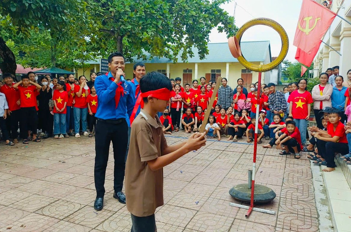 Tổ chức nhiều trò chơi dân gian cho các em thiếu nhi vui chơi, trải nghiệm.