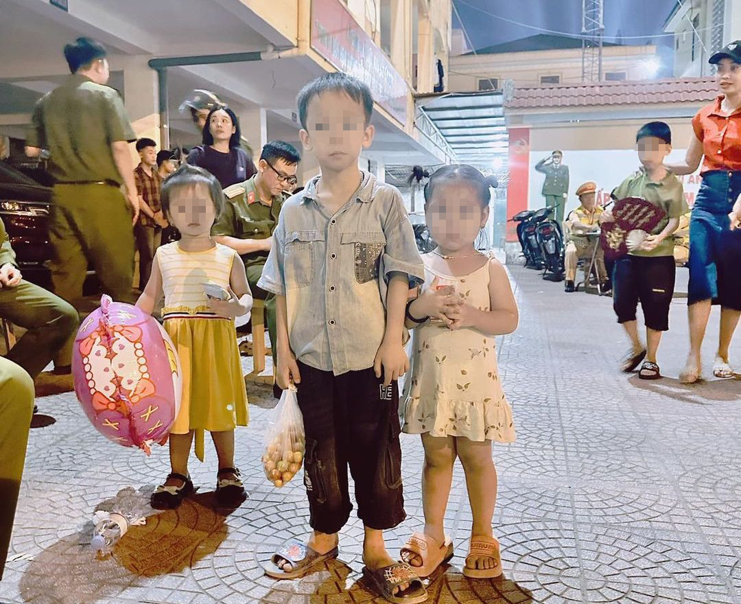 Nhiều cháu bé bị lạc được đưa về trụ sở công an để tìm kiếm gia đình sau khi đi lạc.