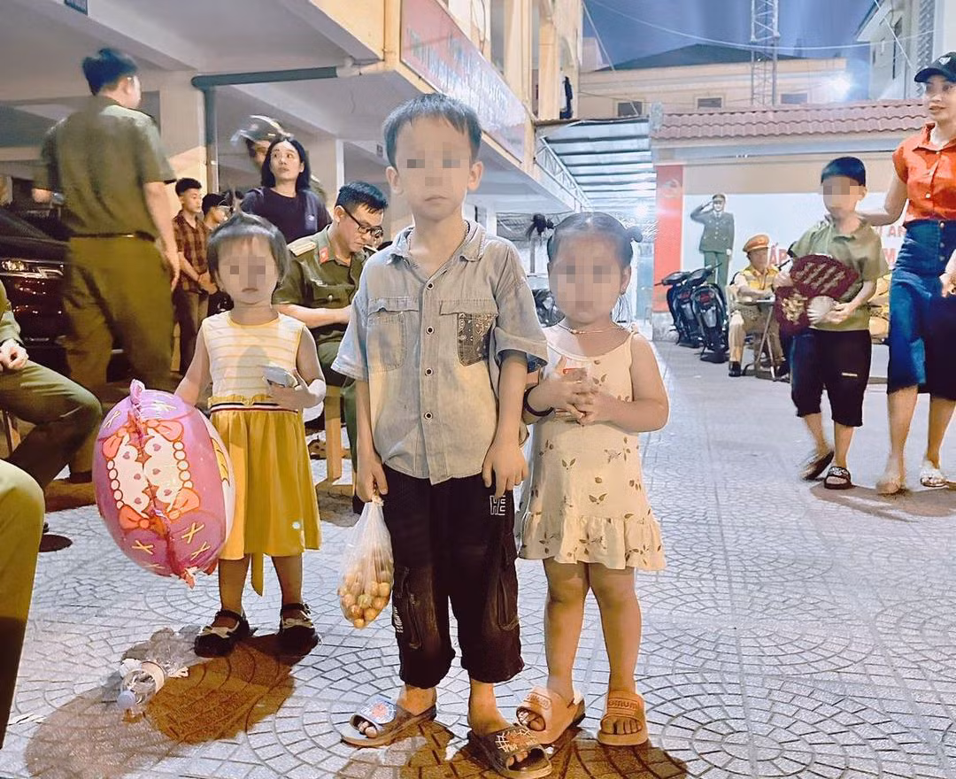 Nhiều cháu bé bị lạc được đưa về trụ sở công an để tìm kiếm gia đình sau khi đi lạc. Nhiều cháu bé bị lạc được đưa về trụ sở công an để tìm kiếm gia đình sau khi đi lạc.