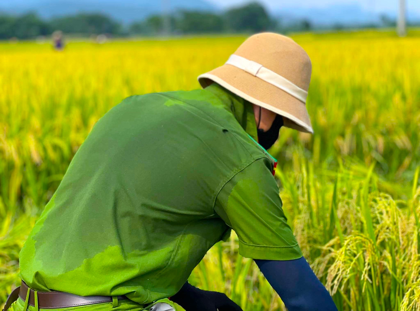 Nắng nóng khiến áo của chiến sĩ công an ướt đẫm mồ hôi.