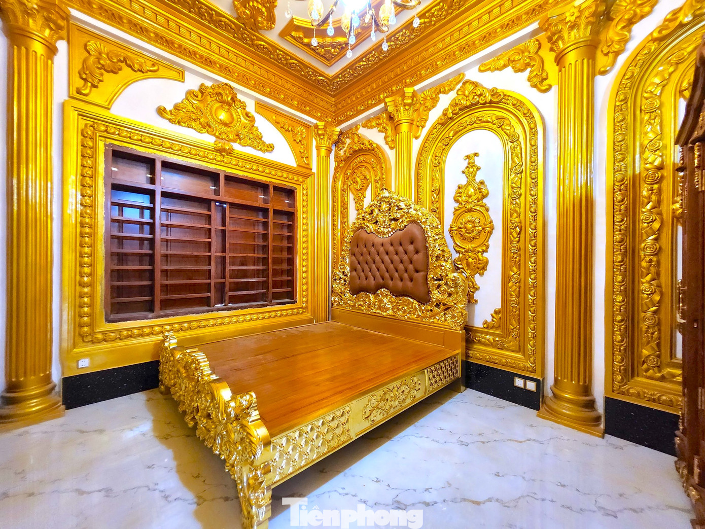 Toàn bộ các bức tường, trần được đắp nổi nhiều họa tiết và được sơn màu vàng.