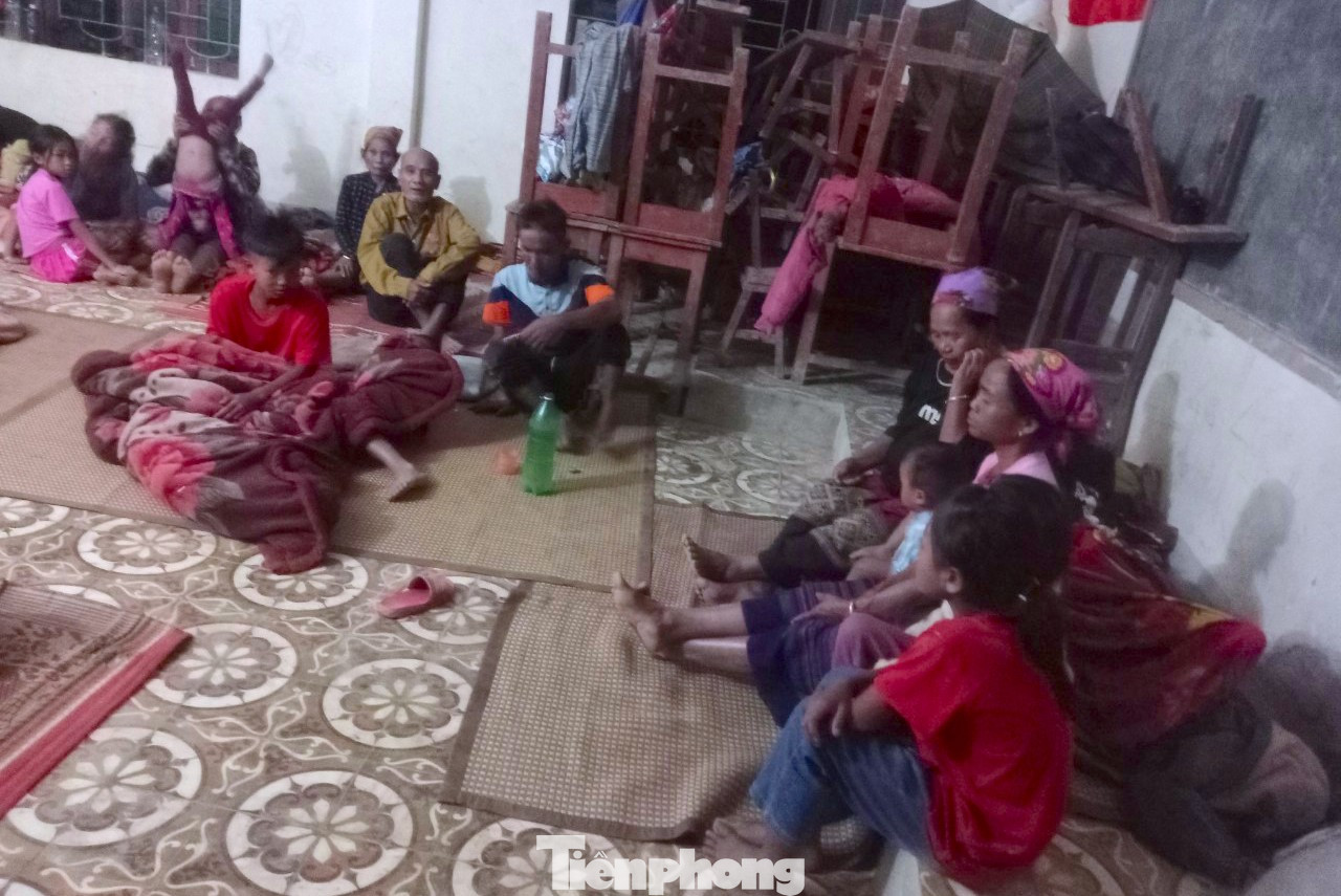 150 người dân bản Nam Tiến 2 sẽ tiếp tục ở lại điểm trường Tiểu học bản Nam Tiến 2 đến khi trời tạnh mưa, không còn nguy cơ sạt lở mới được trở về nhà cũ. 150 người dân bản Nam Tiến 2 sẽ tiếp tục ở lại điểm trường Tiểu học bản Nam Tiến 2 đến khi trời tạnh mưa, không còn nguy cơ sạt lở mới được trở về nhà cũ.