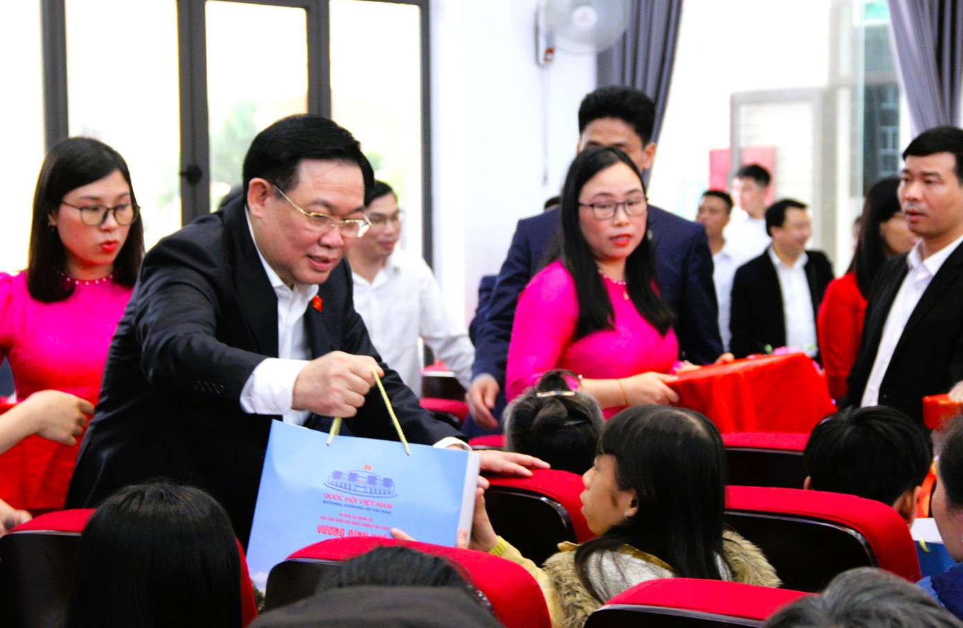 Chủ tịch Quốc hội Vương Đình Huệ trao tặng 200 suất quà trị giá 200 triệu đồng cho các gia đình chính sách, người có công với cách mạng, người có hoàn cảnh khó khăn tại huyện Yên Thành. Chủ tịch Quốc hội Vương Đình Huệ trao tặng 200 suất quà trị giá 200 triệu đồng cho các gia đình chính sách, người có công với cách mạng, người có hoàn cảnh khó khăn tại huyện Yên Thành.