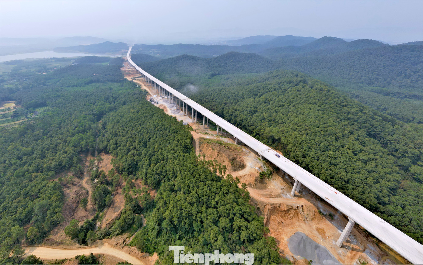 Điểm đầu dự án tiếp nối dự án cao tốc đoạn Nghi Sơn - Diễn Châu tại nút giao Quốc lộ 7 và điểm cuối tại xã Thanh Bình Thịnh, huyện Đức Thọ, tỉnh Hà Tĩnh, thuộc nút giao quốc lộ 8 nối cao tốc Bãi Vọt - Hàm Nghi.