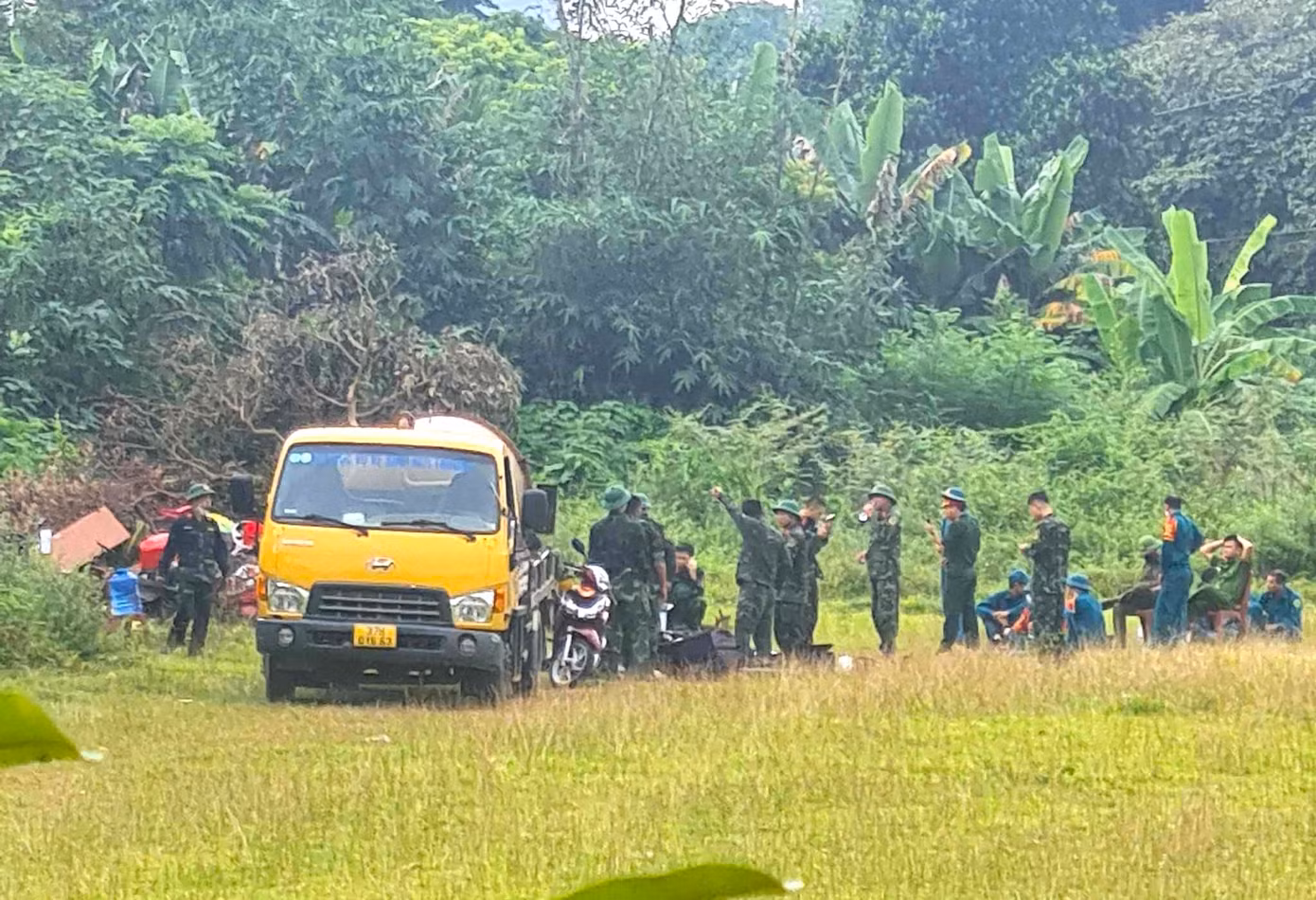 Lực lượng bộ đội công binh có mặt tại hiện trường để rà vật liệu nổ tại hiện trường. Lực lượng bộ đội công binh có mặt tại hiện trường để rà vật liệu nổ tại hiện trường.