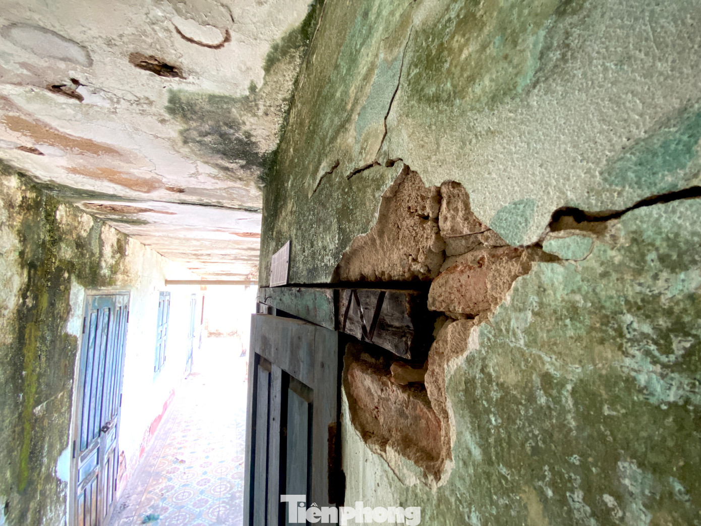 Hệ thống nhà ga bị nứt nẻ, xập xệ.